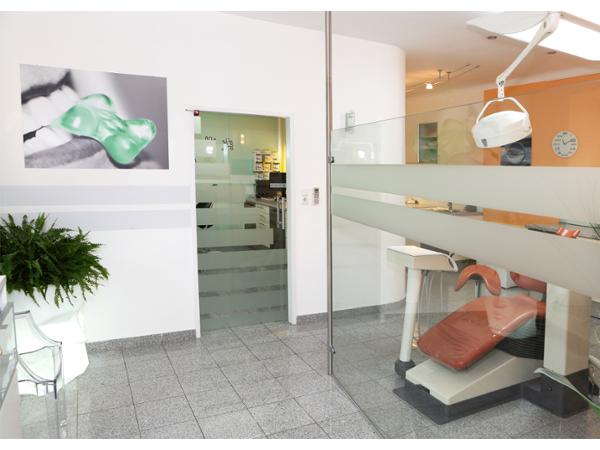 Bild 4 von Jahl Gerald DDr.- Implantat im Zentrum