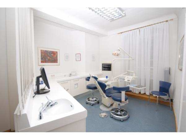 Bild 1 von Dr. med. dent. Innerhofer Doris
