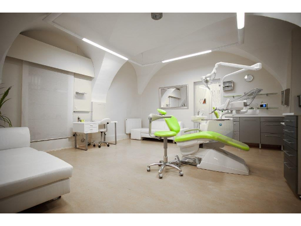 Bild 2 von Dr. med. dent. MOM Perendy Gyula