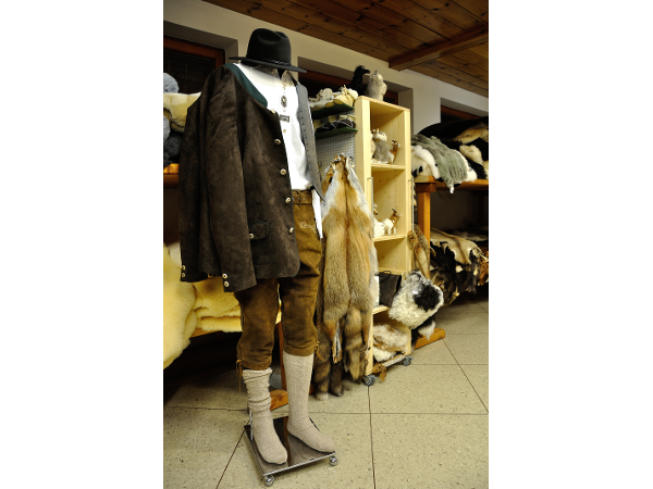 Bild 2 von Gerberei Lutz - Inh. Margarete Bader | Felle | Lammfell | Lederhosen | Geschenksartikel