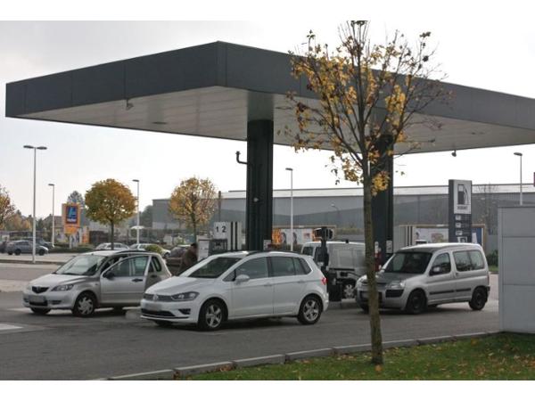 Bild 1 von DISKONT TANKEN am HOFER Parkplatz