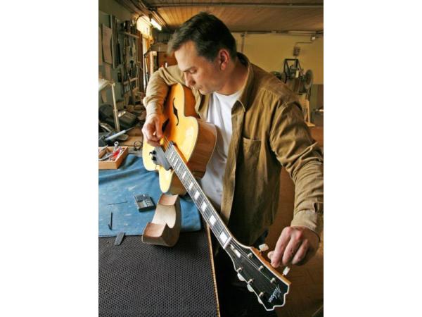 Bild 1 von Neubauer Guitars - Meisterbetrieb für Gitarrenbau, Restauration und feine Reparaturen