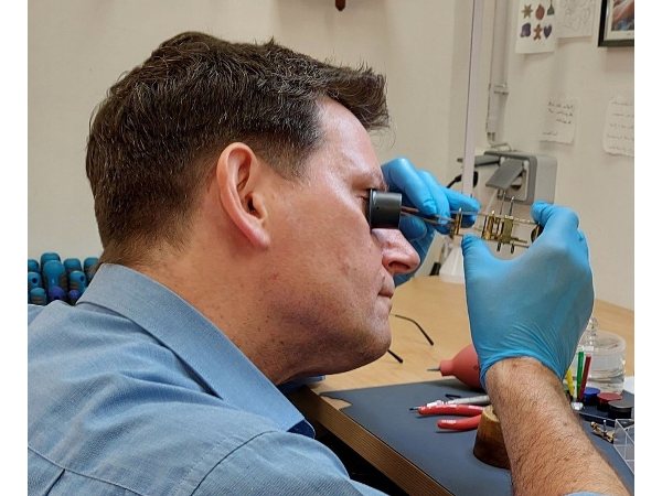 Bild 1 von Der Uhrendoktor – Dr. Jeffrey Treganza, Uhrmachermeister