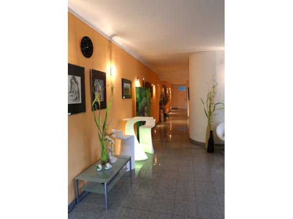 Bild 3 von Jahl Gerald DDr.- Implantat im Zentrum