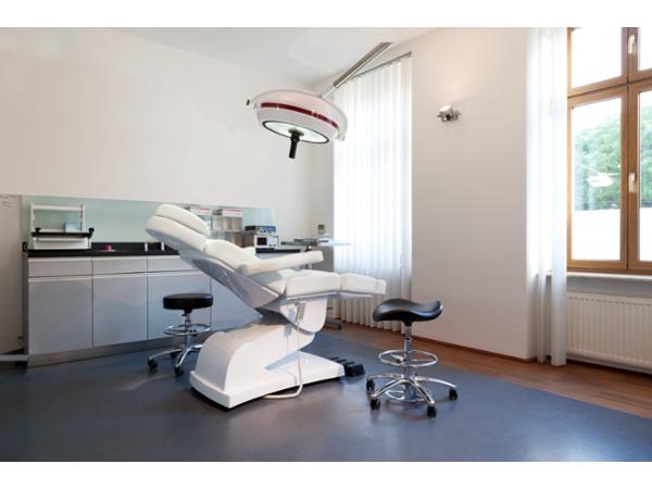 Bild 2 von Augenlidkorrektur & Lidstraffung in Wien Dr. Viktor Boulgaropoulos
