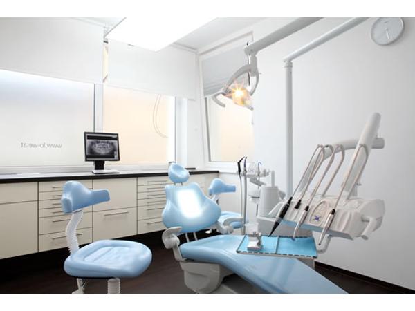 Bild 2 von Dr. med. dent. Locsmandy-Wenzl Dagmar