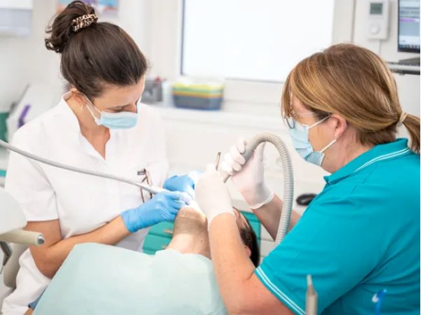 Bild 35 von Zahnarztpraxis Dr. Philipp Kaiser MMSc LLM & Kollegen