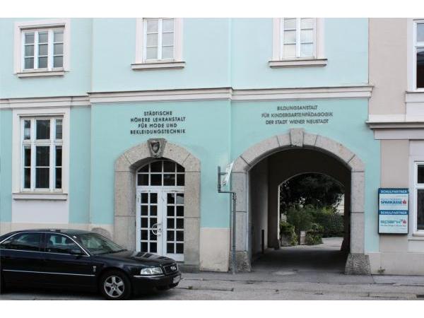 Bild 1 von Bildungsanstalt und Kolleg f Elementarpädagogik d Stadt Wiener Neustadt