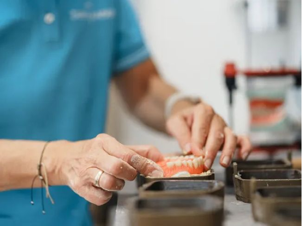 Bild 47 von Zahnarztpraxis Dr. Philipp Kaiser MMSc LLM & Kollegen