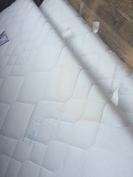 Gelbe Flecken Auf Matratze Woher