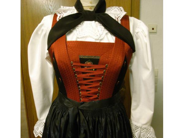 Bild 2 von Trachtenschneiderei Gertrud Huber