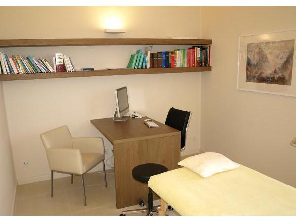 Bild 1 von Roman Schneider Dr. med. MSc Osteopathie