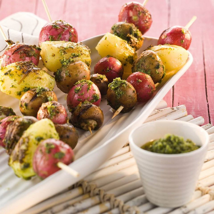 Vegetarisches Grillen - HEROLD.at, Erdäpfelspieße mit Radieschen und Champignons, in Kräuter-Knoblauchmarinade mit Löwenzahnpesto, Foto (c) Denn's auf fb Vegetarische Grillrezepte
