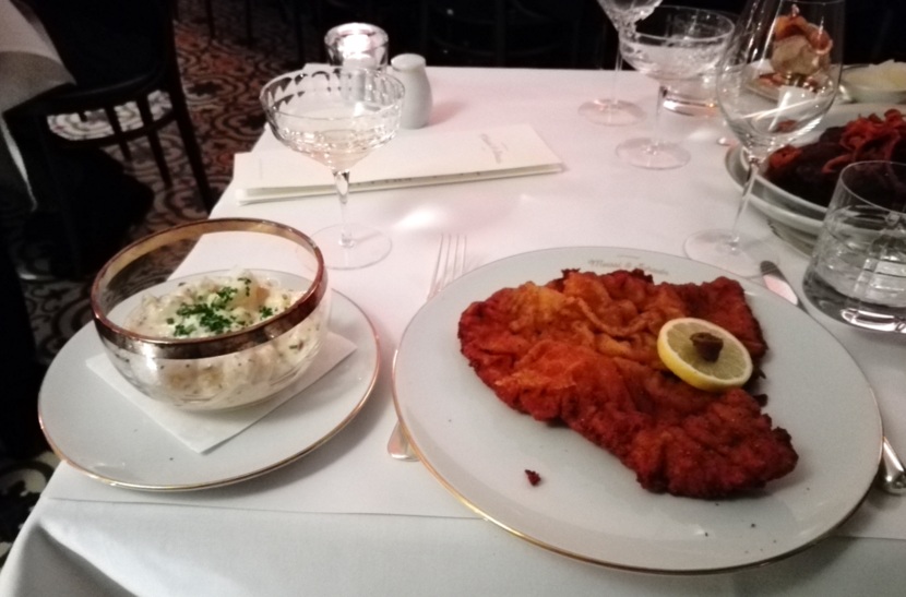 Das Schnitzel im Meissl & Schadn, Bild (c) Claudia Busser - HEROLD.at Das Schnitzel im Meissl & Schadn, Bild (c) Claudia Busser - HEROLD.at