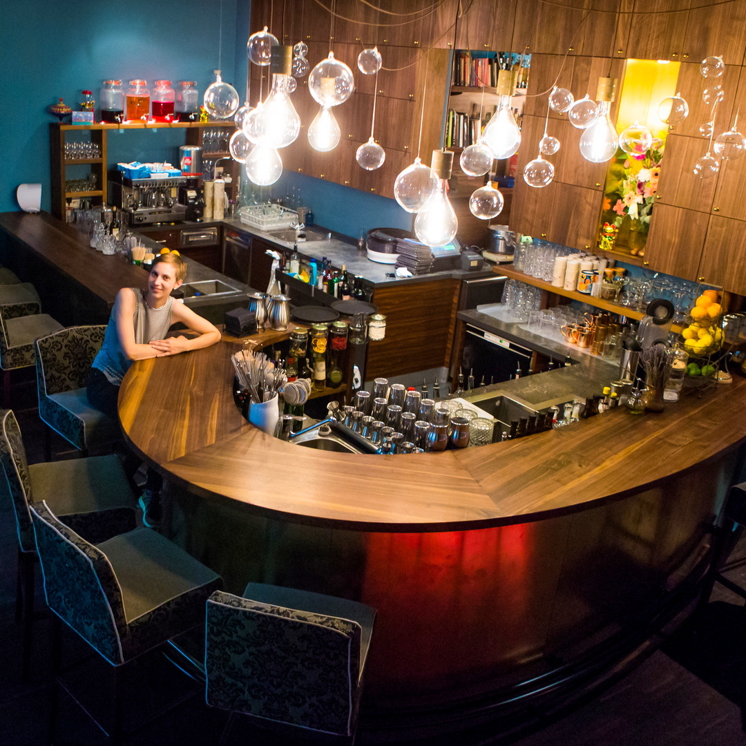 Hammond Bar, ganz neu gestaltet und wunderschön, mit im Bild, die Inhaberin Sigrid Schot, Bild (c) Hammond Bar Hammond Bar, ganz neu gestaltet und wunderschön, mit im Bild, die Inhaberin Sigrid Schot, Bild (c) Hammond Bar