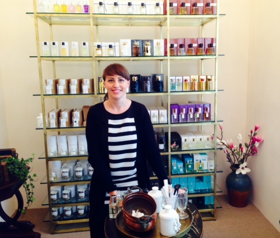 So sieht die allerbeste Beratung aus: Andrea Vacariu im Kussmund, einer kleinen, besonderen Parfumerie in Wien, Bild (c) Andrea Pickl auf kekinwien - HEROLD.at So sieht die allerbeste Beratung aus: Andrea Vacariu im Kussmund, einer kleinen, besonderen Parfumerie in Wien, Bild (c) Andrea Pickl auf kekinwien - HEROLD.at