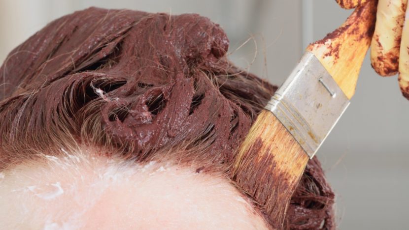 Haare mit Henna Farbe färben