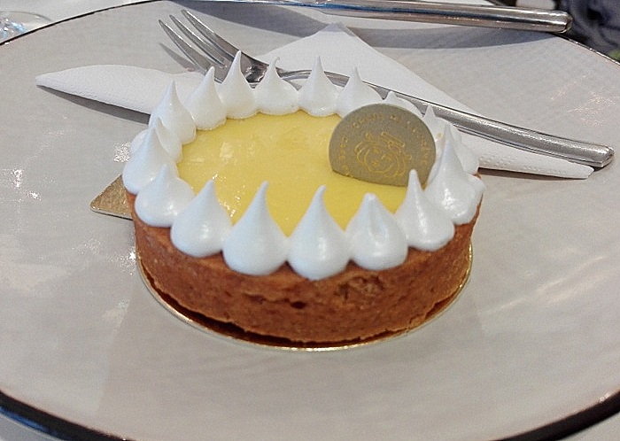 Tarte au Citron im Créme de la Créme, in Klein, gehört unbedingt zu "Beste Torten Wien", Ausschnitt von einem Foto (c) Andrea Pickl, kekinwien.at Tarte au Citron im Créme de la Créme, in Klein, gehört unbedingt zu "Beste Torten Wien", Ausschnitt von einem Foto (c) Andrea Pickl, kekinwien.at