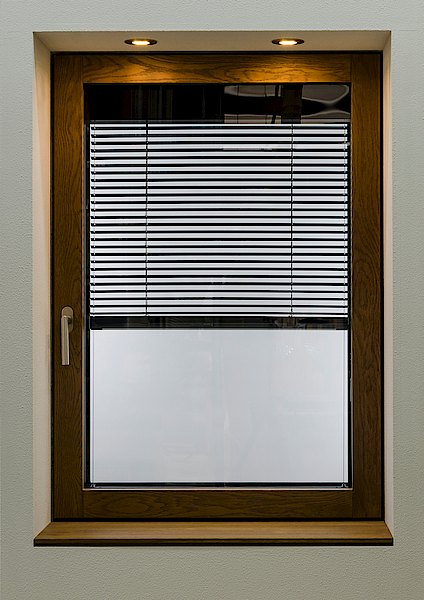 Moderne Fenster lüften bei geschlossenem Fenster