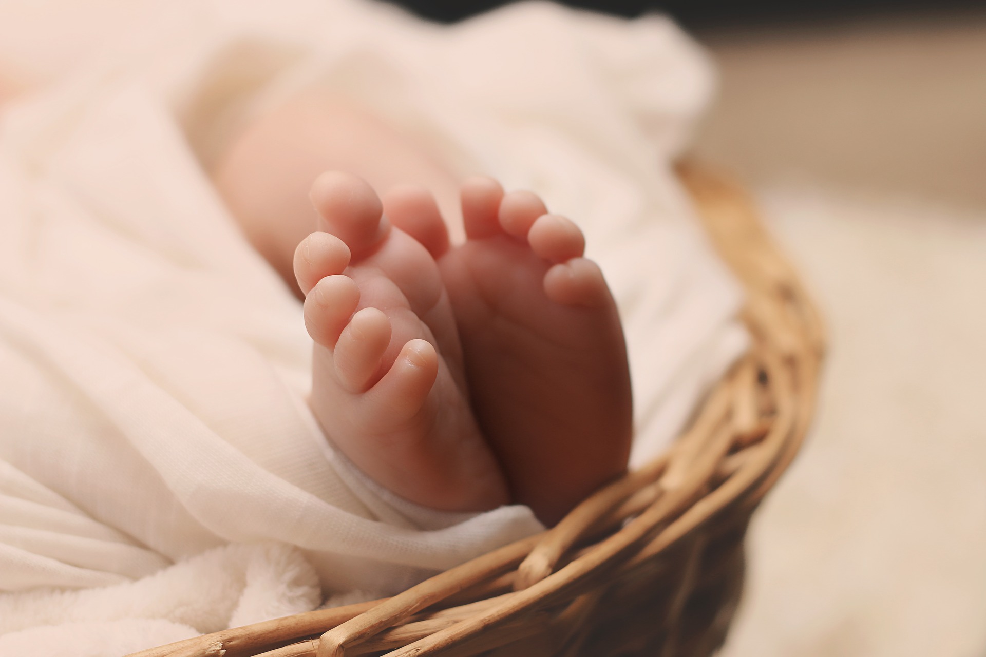 Babyfotografie - Die winzigen Füsse des Babys sind ein entzückendes Motiv für Babyfotos