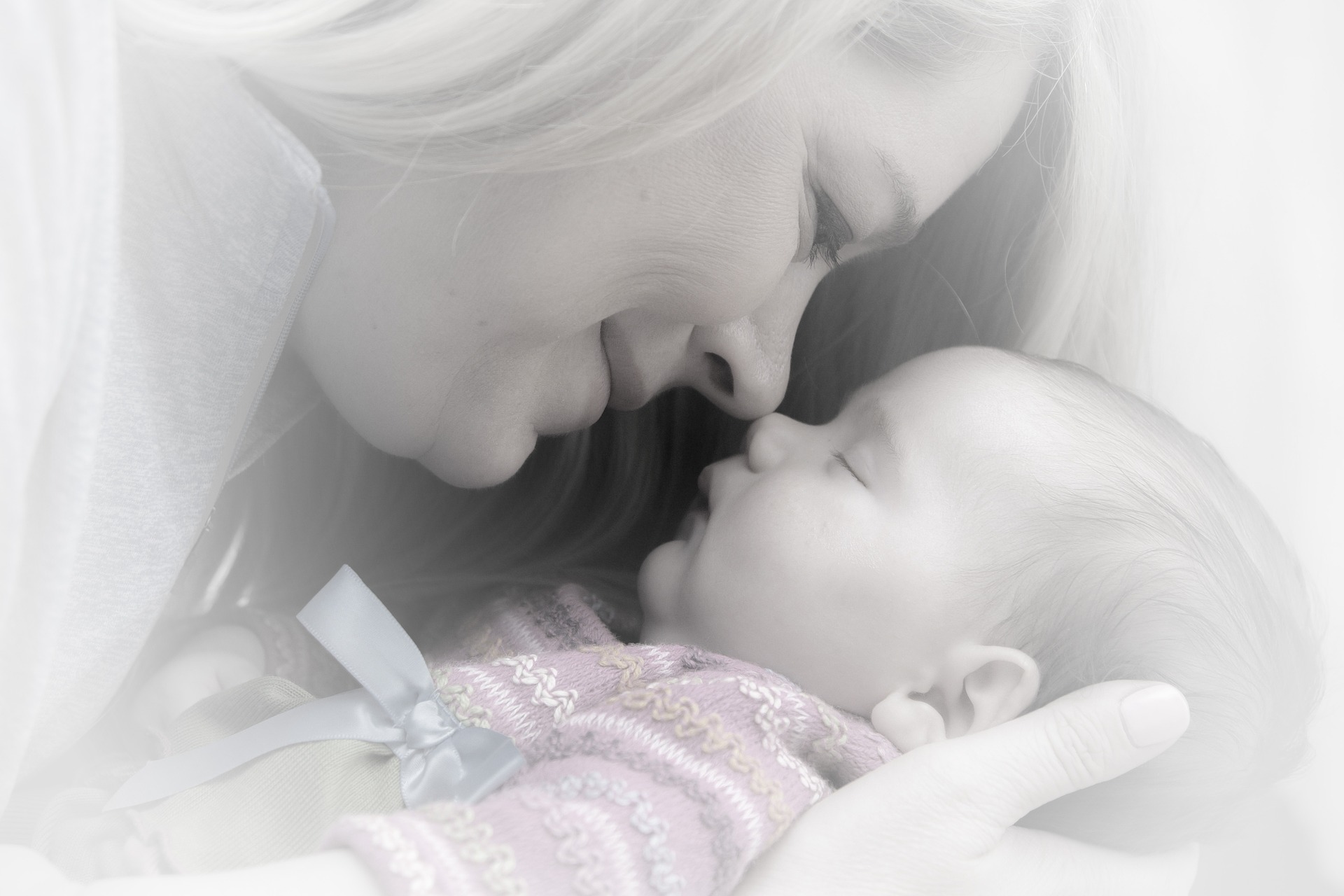 Babyfotografie - Babyfoto mit liebevoller Mama