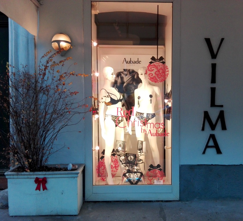 Dessous kaufen in Wien, die besten Adressen auch zum Kauf des perfekte BH, im Bild die Auslage der eleganten Boutique Vilma als tolles Beispiel, Bild (c) Claudia Busser - HEROLD.at Dessous kaufen in Wien, die besten Adressen auch zum Kauf des perfekte BH, im Bild die Auslage der eleganten Boutique Vilma als tolles Beispiel, Bild (c) Claudia Busser - HEROLD.at