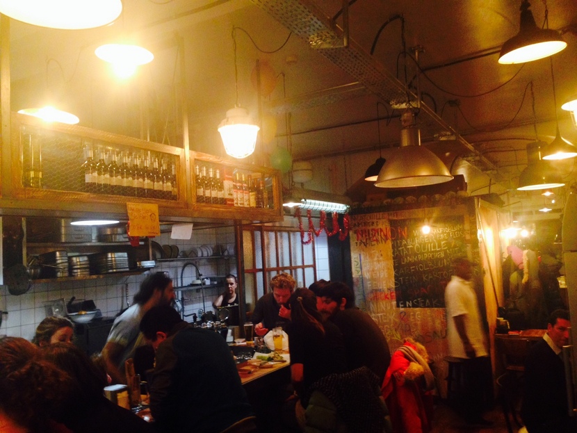 Miznon, Streetfood aus Tel Aviv in Wien, günstig und sehr gut, Interieur, Bild (c) Andrea Pickl gut und günstig essen in Wien, Miznon