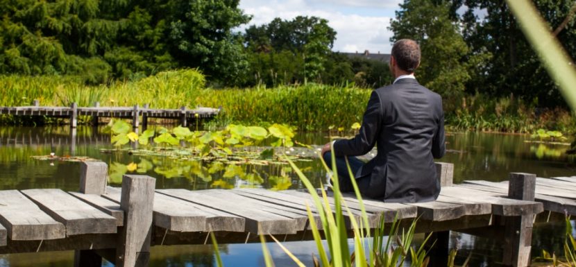 Mitarbeiter eines Wirtschaftsunternehmens bei der Meditation in der Mittagspause.