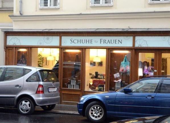 Schuhe für Frauen bietet Damenschuhe in großen Größen sowie ausgefallene Accessoires