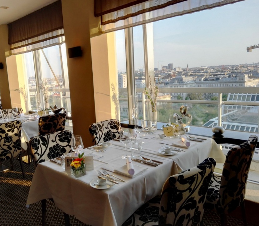 Hotelrestaurants sind perfekte Muttertagslokale, Das Schick, Ausblick über die Dächer Wiens, Bild (c) Claudia Busser - HEROLD.at Muttertagsbrunch Wien
