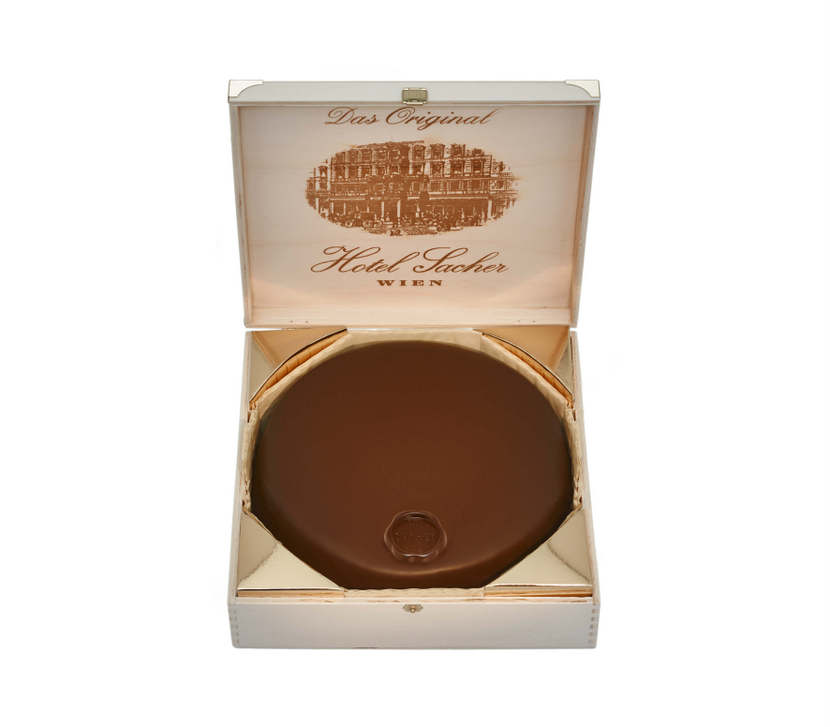 Original Sacher Torte der Größe II in der Holzkiste, Bild (c) Sacher Beste Sachertorte Wien