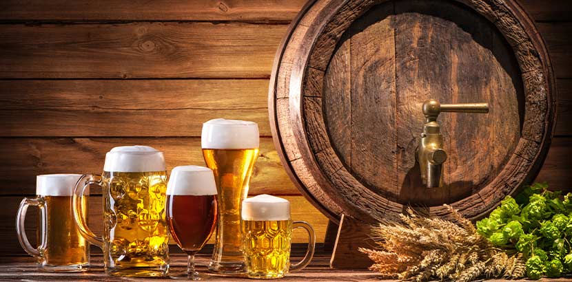 Ein Bierfass neben dem mehrere Biergläser stehen. Brauereiführung