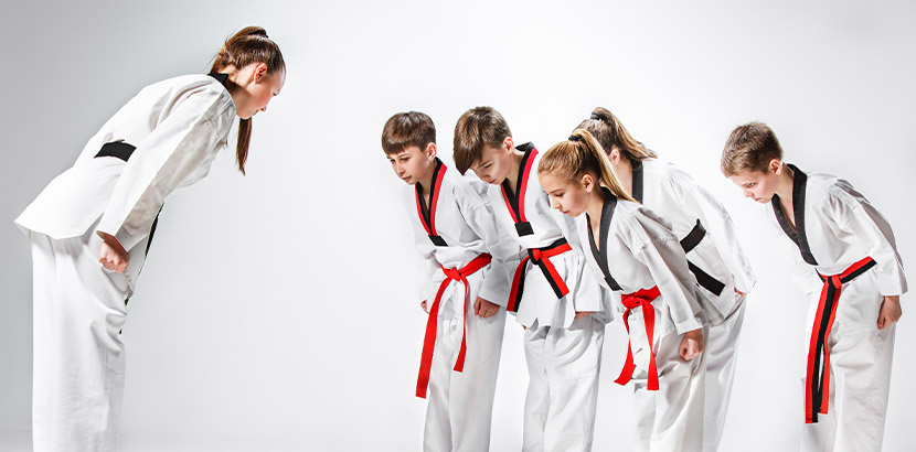 Gruppe von Kindern beim Kinder Kung Fu mit der Lehrerin. Martial Arts Wien.