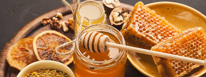 Diverse Arten von Honig, der sich besonders gut als Zutat in einer Gesichtsmaske macht.