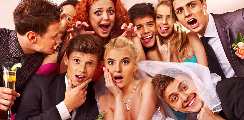 Hochzeitsgäste auf einer Hochzeit mit lustigen Gesichtsausdrücken.