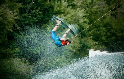 Ein Mann beim Wakeboarden. Action Abenteuer in Österreich