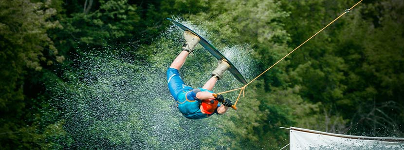 Ein Mann beim Wakeboarden. Action Abenteuer in Österreich