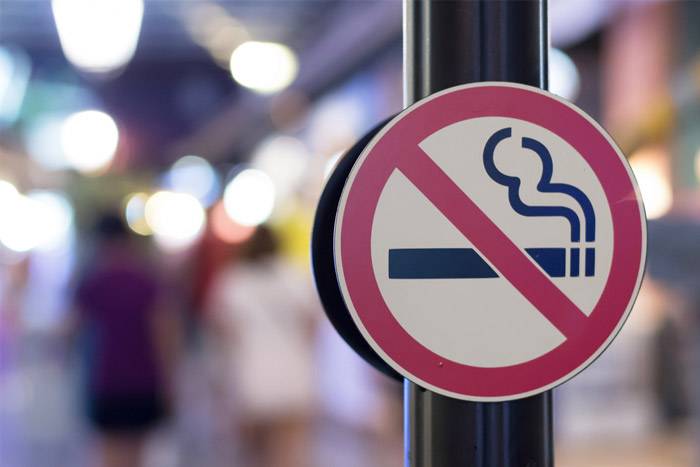 Ab 2018 ist in allen Lokalen Rauchverbot. Du kannst jetzt schon aufhören zu rauchen. Der HEROLD weiß wie. Foto: Shutterstock, Pisit Koolplukpol Ab 2018 ist in allen Lokalen Rauchverbot. Du kannst jetzt schon aufhören zu rauchen. Der HEROLD weiß wie. Foto: Shutterstock, Pisit Koolplukpol