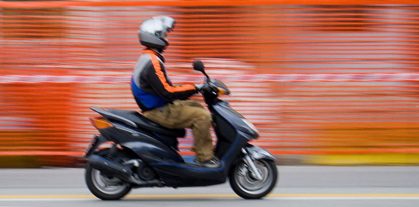 Eine Person ohne A-Führerschein fährt ein Moped.