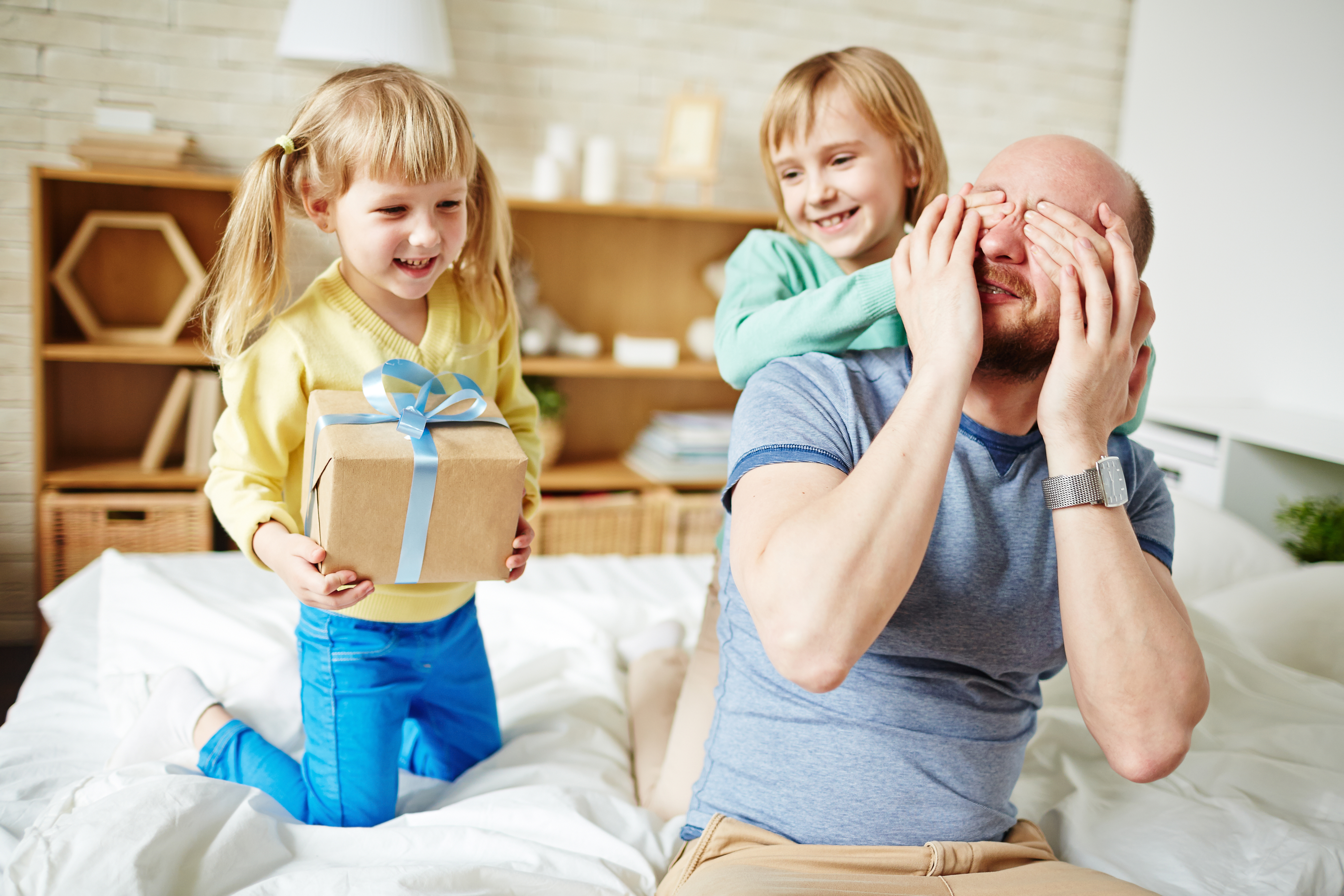 Подросток и взрослый. Dad s work. Папа учит ребенка. Dad s work. Dad s work.