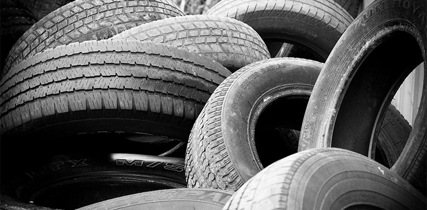 Ganzjahresreifen vom Hersteller Hankook in der Größe R16 liegen ohne Felgen auf einem Stapel.