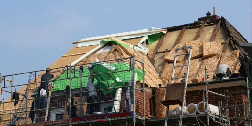 Eine Zwischensparrendämmung auf einem Haus mit Dampfbremse zwischen den Sparren gemäß Enev.