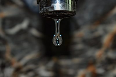 großer Wassertropfen aus tropfendem Wasserhahn