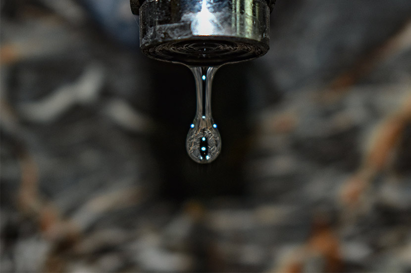 großer Wassertropfen aus tropfendem Wasserhahn