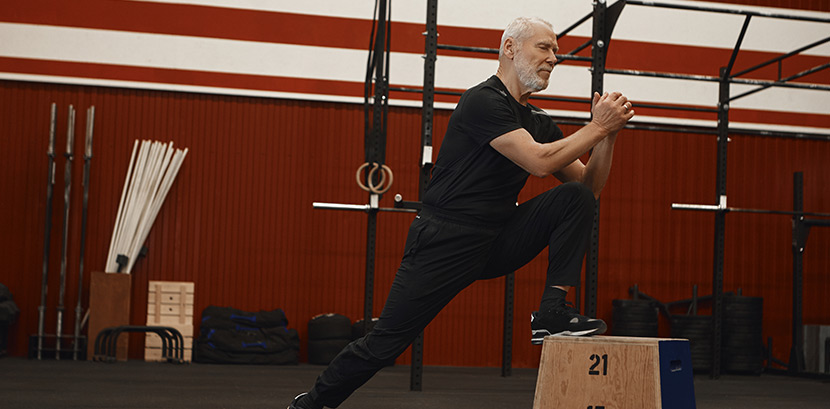 Crossfit Wien: Ein älterer Herr trainert in einem Crossfit-Studio.