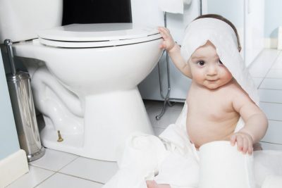 Ein WC mit Absenkautomatik ist sicherer für Kinder.