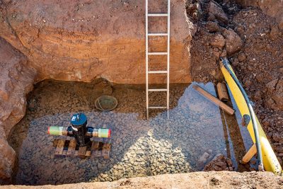 Baustelle Neubau mit hohem Grundwasserspiegel. Grundwasser abpumpen lassen.