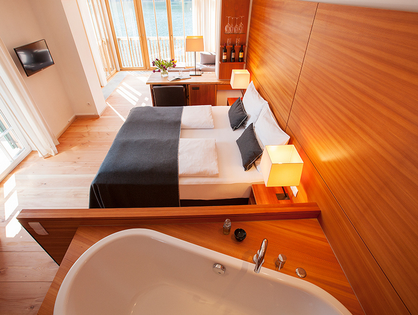 Ein Kuschelhotel Österreich mit viel Holz, viel Licht und schönem Blick auf den See (c) Seehotel Grundlsee Ein Kuschelhotel Österreich mit viel Holz, viel Licht und schönem Blick auf den See (c) Seehotel Grundlsee