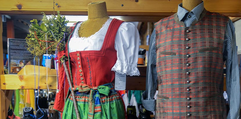 Trachtenmode Österreich, Salzburg und Oberösterreich: traditionelles Trachtenkleid und Trachtenanzug in einem Trachtengeschäft