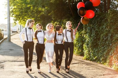 fünf Freundinnen beim Poltern in Wien, mit Luftballons und mit schwarz-weißen Klamotten.